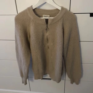 Stickad tröja  - Stickad tröja, en del noppror, annars bra skick