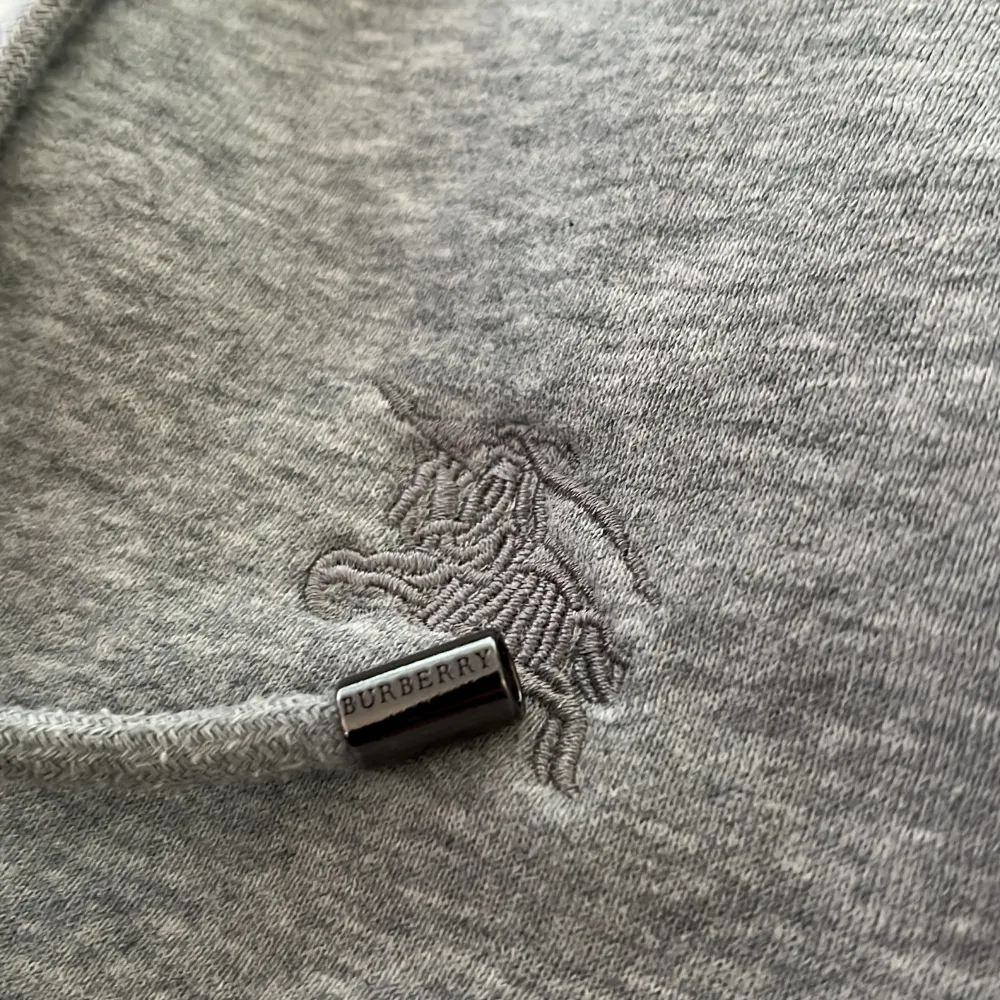 Jättesnygg hoodie som passar bra till mycket. Helt oanvänd och otvättad. Inga fläckar och inget slitage . Hoodies.