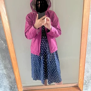 Fin vindjacka från Everest.  - Cerisefärgad i stl s. Bra skick.