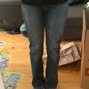 Denim Bootcut jeans - Denim bootcutjeans från Lindex i fullt fungerande skick. Mörkblå. Storlek 33/32. Säljer eftersom de är lite stora.