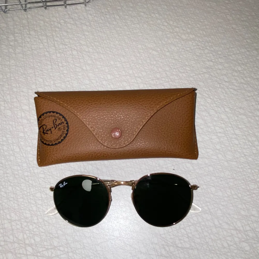 Säljer mina snygga ray ban solglasögon. De har bara kommit till andvändning ett fåtal gånger så de är i väldigt bra skick! . Accessoarer.