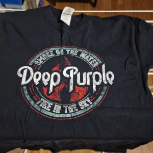 Deep purple konsert t-shirt  - Deep purple konsert t-shirt, ganska oanvänd, medium storlek 