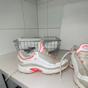 Reebok sneakers  - Säljer ett par sköna/snygga skor från Reebok i str 39. Det är använda men i bra skick förutom att de är lite smutsiga i färgen men det går att tvätta de i tvättmaskinen för att få tillbaka de till en vitare nyans. 
