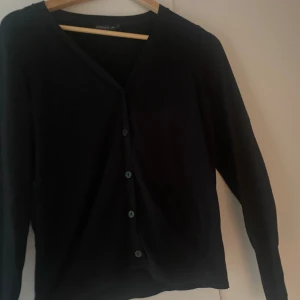 Stickat koft  - Fin stickat kofta med cool detalj i ryggen ✨