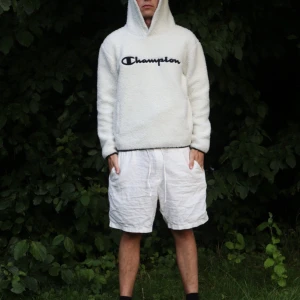 Champion hoodie - Skön Champion hoodie i lurvigt material. Varm och gosig!