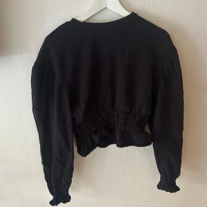 Svart rröja - Svart tröja med resor i midjan