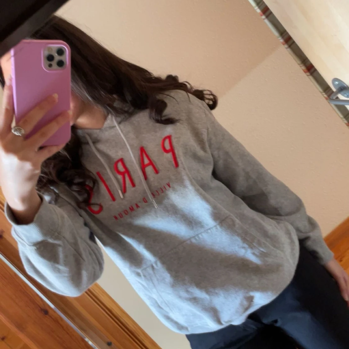 Grå hoodie