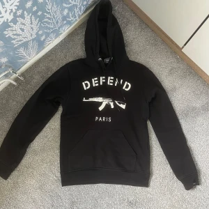 Defend hoodie  - Säljer min defend hoodie  Bra skick 