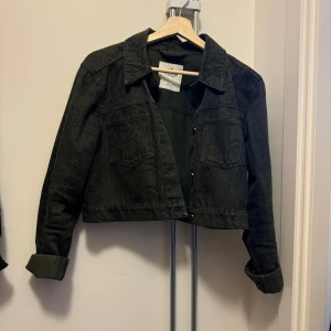 Jeansjacka snake grön - Jeansjacka från hollister, snakemönstwr i grönt! Passar XS-M, tror den är för liten för L även fast storleken är L, den är ganska liten alltså