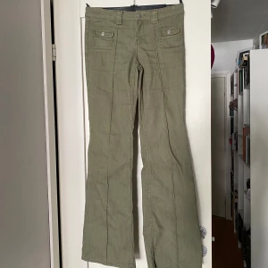 Populära gröna jeans från HM - Populära gröna jeans från HM, så coola i storlek 36 motsvarande S. Mycket bra skick som nya. 