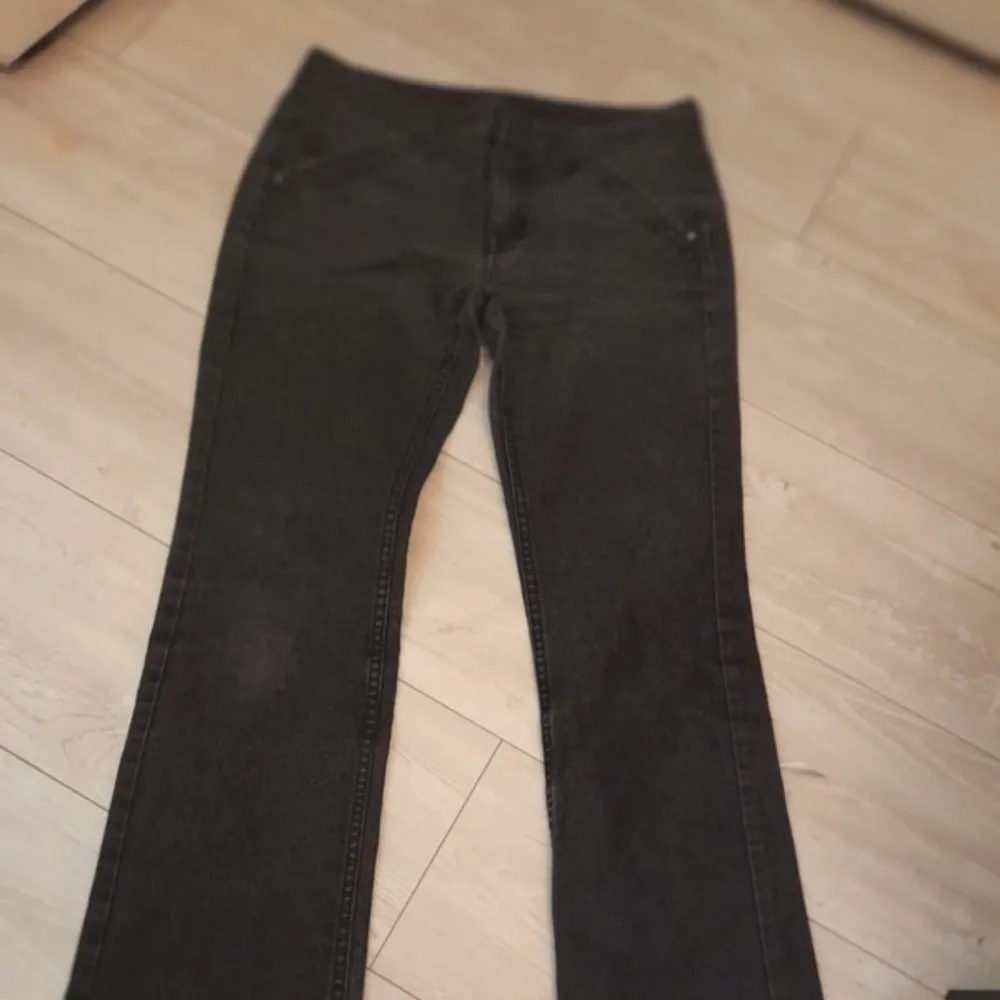 Säljer dessa jeans då de tyvärr var för korta på mig💕lågamidjade och bootcut i modellen💕38 i midjan säljer endast genom swich💗. Jeans & Byxor.