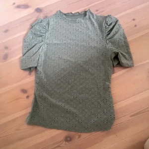 En fin sommar blus  - En somrig skogsgrön blus med ett härligt mönster i sig. Den är ifrån kappahl i storlek M/L. Det är inget fel på tröjan, säljs pga för stor.