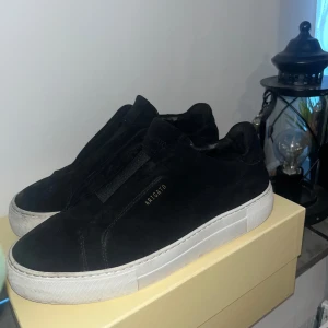 Axel arigatos - Hej, säljer dessa stilrena skor från Axel arigatos. Dom är i väldigt bra skick. Pris går att diskutera, det är bara att höra av sig vid minsta fundering, nypris: 2500