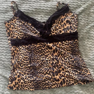 Linne - Jättesnygg spets linne från Lindex Säljer pga att den kommer inte till användning. Nyskick! Storlek M men ganska liten i storleken💗