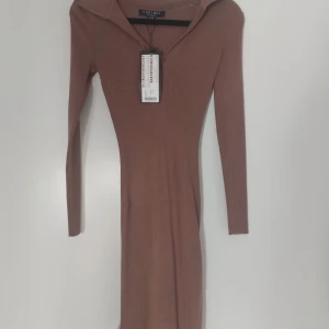 Brun klänning - Jättefin brun ribbad klänning. Köpt på New Yorker. Aldrig använd