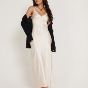 Klänning - Så fin klänning i storlek S, aldrig använd endast provad och är tyvärr inte min stil. Även prislappen kvar! 