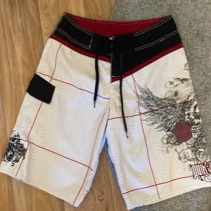 As feta badshorts/shorts de e storlek 28, pris går o diskuteras