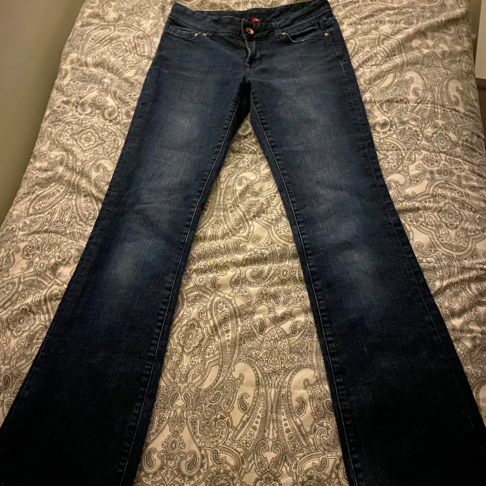 JÄTTESNYGGA lågmidjade mörkblåa jeans som tyvärrr försmå för mig😫 midjemått : ca 40 cm. Innerbenslängden: 82 cm. Skriv för fler bilder eller frågor. Jeans & Byxor.