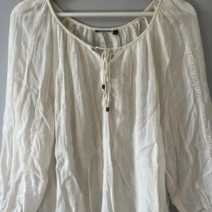 Vit coverup  - Passar mig som har S/M men även större och mindre, köpte inte ny så vet inte vilket märke