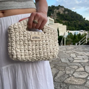 Fin virkad väska - Handvirkade väska som är av återvunnet material!🤎 Den går att få i flera färger så bara att höra av dig om man önskar en annan färg! 🤍 Den är ca 22x16 cm🤍