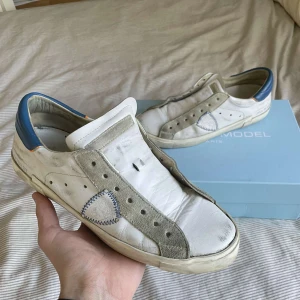 Philippe Model - Säljer dessa feta Philippe Models i bra skick förutom snörena! Storlek 41 men passar även 42! Skriv pm vid funderingar!