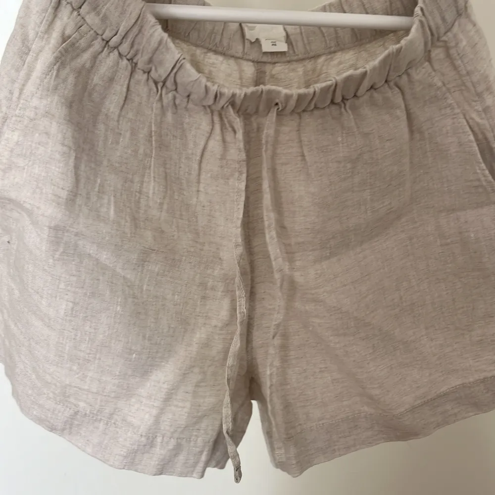 ARKET beige linne shorts i storlek xs säljer få de inte sitter bra skriv privat vid frågor om köp💞. Shorts.