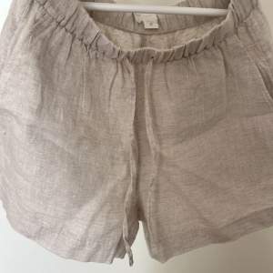 ARKET beige linne shorts i storlek xs säljer få de inte sitter bra skriv privat vid frågor om köp💞