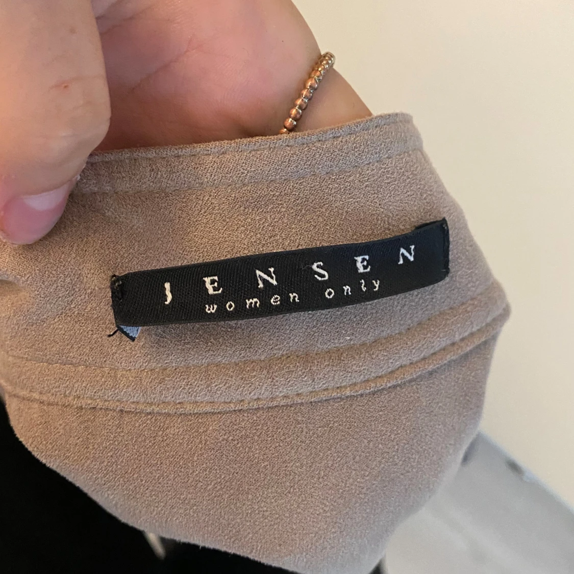 Beige täckjacka med silvriga detaljer  - 90