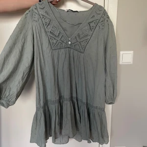 Zara klänning  - Säljer min super fina zara klänning!! Den är i jätte bra skick, använd ca 2-3 gånger!!💕💕köptes för 400kr men säljer för 280kr! skriv privat för fler bilder💕