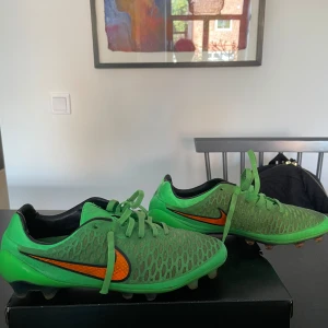 Nike magista - Boy oh boy where do i begin. Tyvärr e det dags att separeras från mina grails efter mpnga år tillsammans😔 ganska smutsoga men lätt att tvätta bort eftersom det bara är lite färg från konstgräs 
