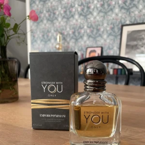Stonger with you only - Stronger with you only 50 ml, uppskattar att 45 ml är kvar i flaskan. Fick den i julklapp men har föredragit mina andra parfymer och säljer därför denna. Nypris: ca 900 - 1000kr Mitt pris: 399kr Box medföljer😁