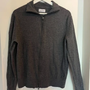 These glory days tröja  - Säljer denna fina zip tröjan från märker These glory days då den är för liten. 6/10 skick, lite skrynklig men har fortfarande mycket kvar att ge. Storlek L men passar mer M eller stor S. 