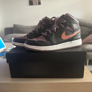 Air jordan 1 mid. Pris kan diskuteras vid snabb affär - Air jordan 1 mid i storlek 40 barnstorlek vilket innebär att dom är smalare på bredden därför jag säljer dom då dom inte passar mina fötter. Knappt använda men har ändå blivit lite creasade. Inga skador. Originallåda medföljer + klistermärket. 