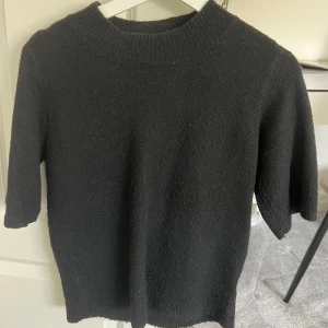 Stickad kortärmad  - En jättefin kortärmad stickad tröja i jättefint skick!