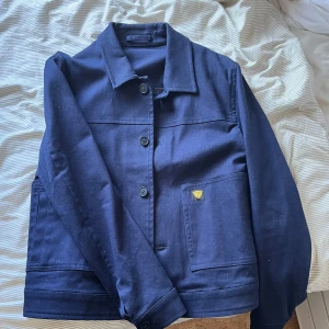 Tiger of sweden overshirt  - Säljer denna svinfeta overshirt jackan från märker tiger och sweden då den är lite liten på mig. 10/10 skick, inga tecken på användning överhuvudtaget. Jag är 189cm lång och den sitter lite kort så skulle säga att den passar runt 180-185cm. 
