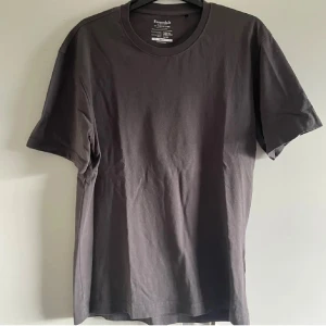 5 T-shirtar  - 5 styckna Tshirt i bra skick. Två av dom är aldrig använda.  Storlek  1. S 2. S 3. S 4. S 5. XS 