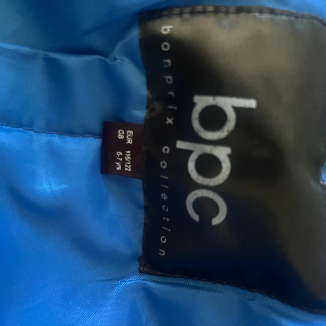 Blå och svart jacka med geometriskt mönster - 93