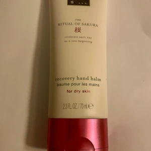 *NY*Sakura reparerande handbalm, 70 ml, Fr Rituals  - Detta fylliga och exklusiva handbalm har utvecklats speciellt för att lugna och ge näring åt huden. Det reparerande handbalmet är speciellt utvecklat för torra händer och innehåller aktiva, mikrobiomvänliga ingredienser som effektivt stärker hudbarri