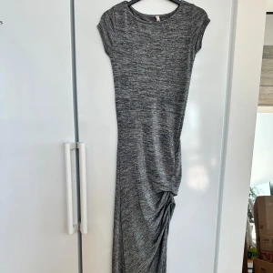 Klänning  - Senaste trenderna till tidlösa klassiker. outfits dresses för alla tillfällen cocktail, fest eller till någon harmonisk afton! 😍 stilfull elegant dress som formar sig efter din kropp. Känn dig snygg och stilig✨ 