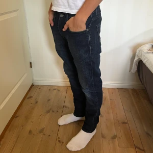 Nudie jeans - Nudie Jeans modell Lean Dean | Storlek 28/30 | Bra skick 9/10 | Modellen är 170 |Skriv vid funderingar// Palmeras🌴