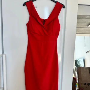 Klänning  - Senaste trenderna till tidlösa klassiker. outfits dresses för alla tillfällen cocktail, fest eller till någon harmonisk afton! 😍 stilfull elegant dress som formar sig efter din kropp. Känn dig snygg och stilig✨ 