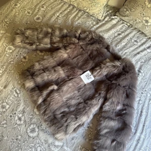 Pälsjacka - Helt ny och oanvänd pälsjacka från drylake. Inköpt för ca 800 kr. Passar en S också!