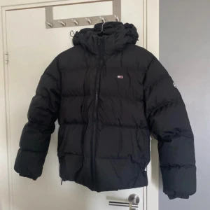 Tommy Hilfiger vinterjacka  - Använd 5 gånger så den är som ny 