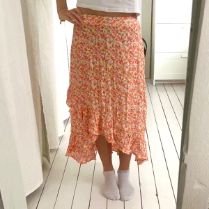 Långkjol - En jättefin långkjol som passar perfekt för sommaren! Den är blommig och har jättefina volanger på ändarna💕💕använd fåtal gånger, inga defekter! (Pris kan diskuteras!!)