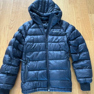 Peak performance jacka - Säljer denna supersköna mörkblå jackan från peak performance i storlek S. Jackan har endast används 1 vinter och är i fint skick. Enda defekten är små hål i högra bakarmen. övrigt är jackan i toppen skick. Pris kan diskuteras 💕💕