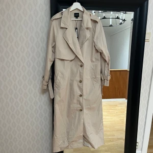 Beige trenchcoat  - Beige trenchcoat i storlek small, helt oanvänd med lappar kvar. 