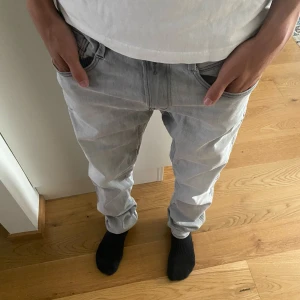 Replay anbass jeans - Skitsnygga Replayjeans😍Jeansen är lite för långa för modellen som är 184! Nypris 1700:- 💵 Skick 10/10✅ Hör av dig vid minsta fråga eller fundering//Legitresell