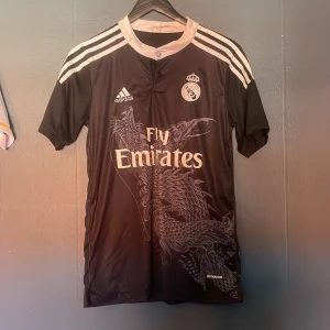 CR7 2015-2016 - En riktig Cristiano Ronaldo realmadrid tröja från 2015-2016 andvänd fåtal gånger pga att den är för liten skick 10/10. Pris kan diskuteras!
