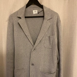 John Henric kavaj/cardigan - Stickad Kavaj/Cardigan ifrån John Henric, strlk M.  #cardigan #kavaj #merino