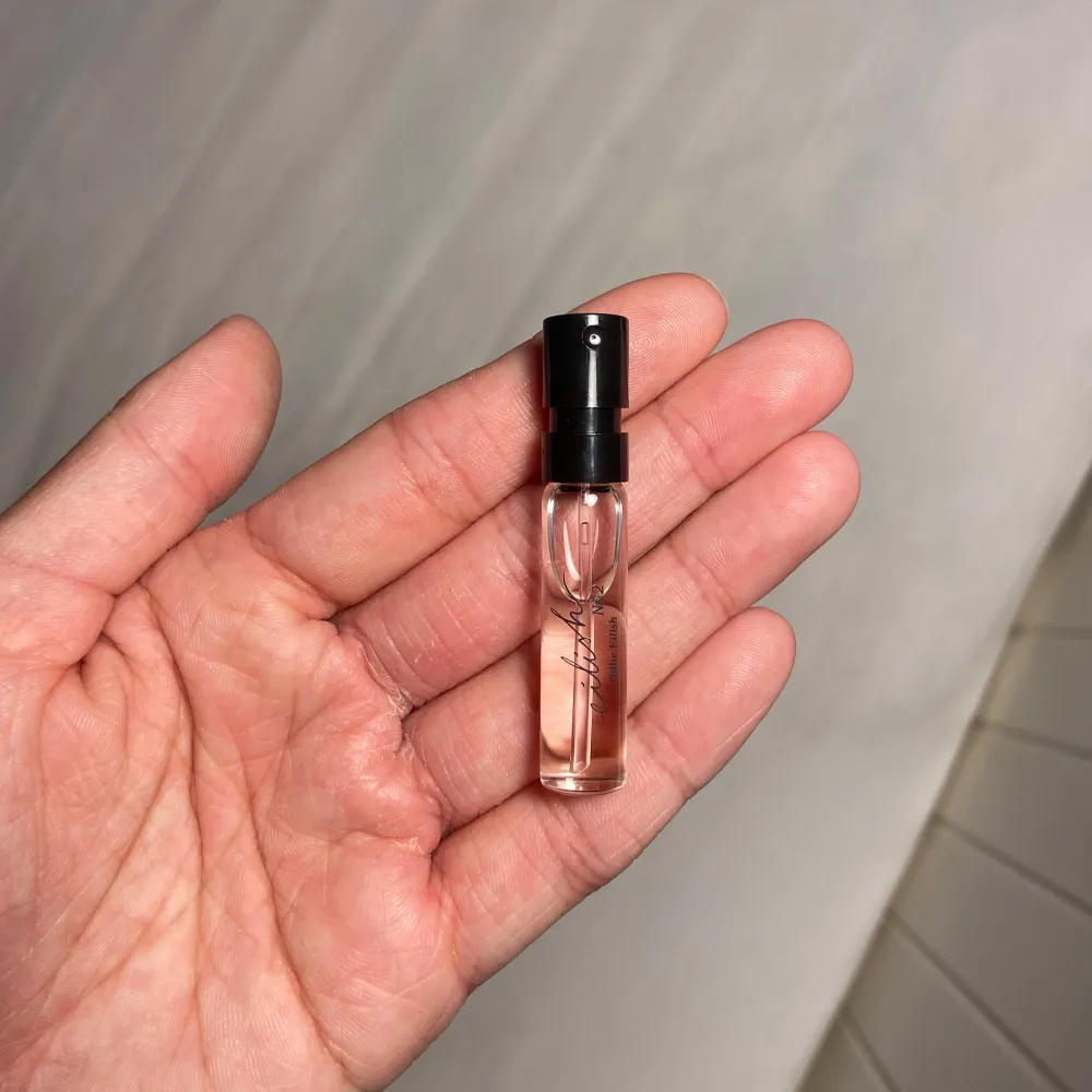 Säljer nu tester av Eilish No.2 Eau de Parfum. Perfekt om du är osäker och bada vill testa först😁 Doften beskrivning bild 5 1.5ml i den. Skriv vid frågor eller tryck gärna på ”köp nu”😁💕  . Parfym.